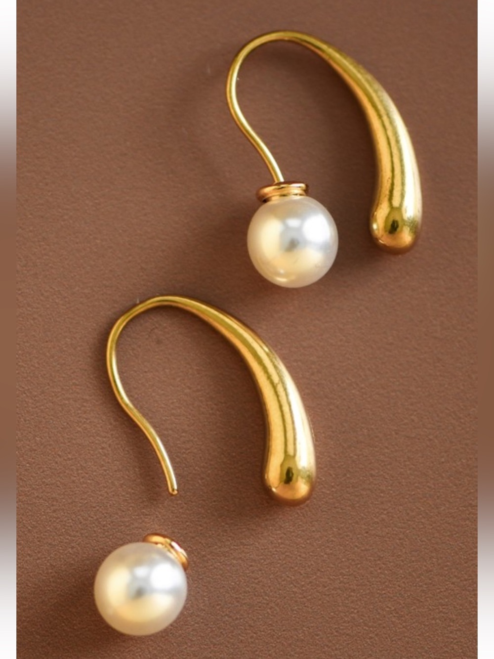 377. 18K gold pearl hoop earring